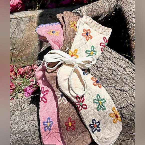 Closeout!▪️POL Ivory Floral Socks with Multi Flowers - Picture 1 of 6